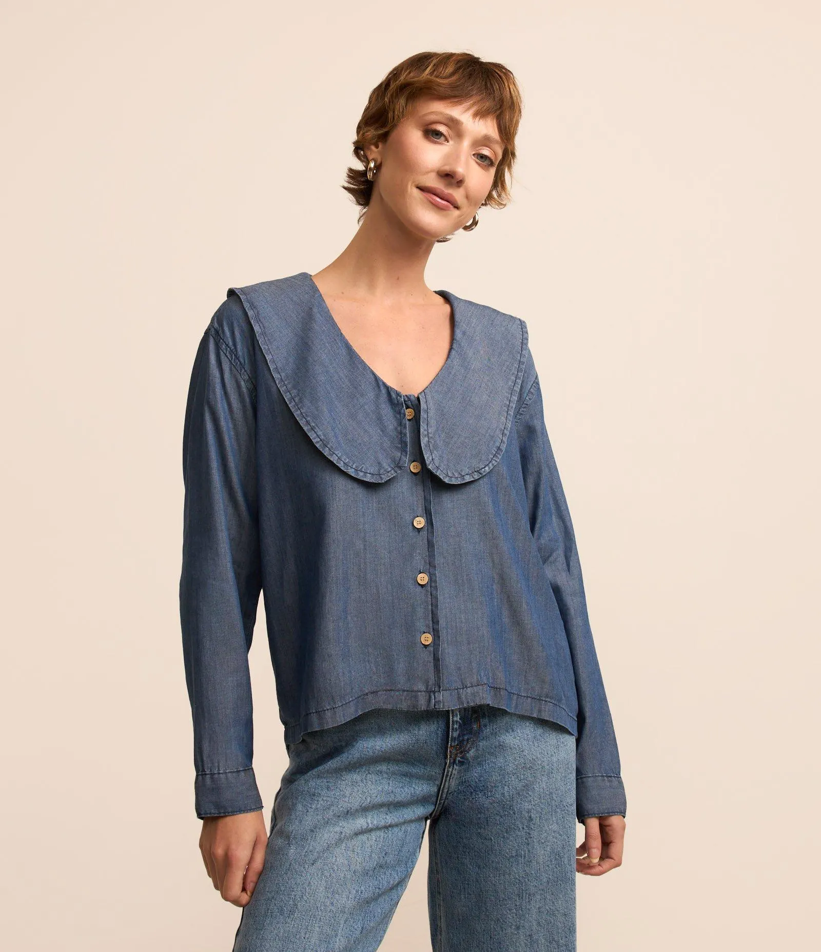 Camisa Jeans com Gola Ampla e Abotoamento Frontal Azul