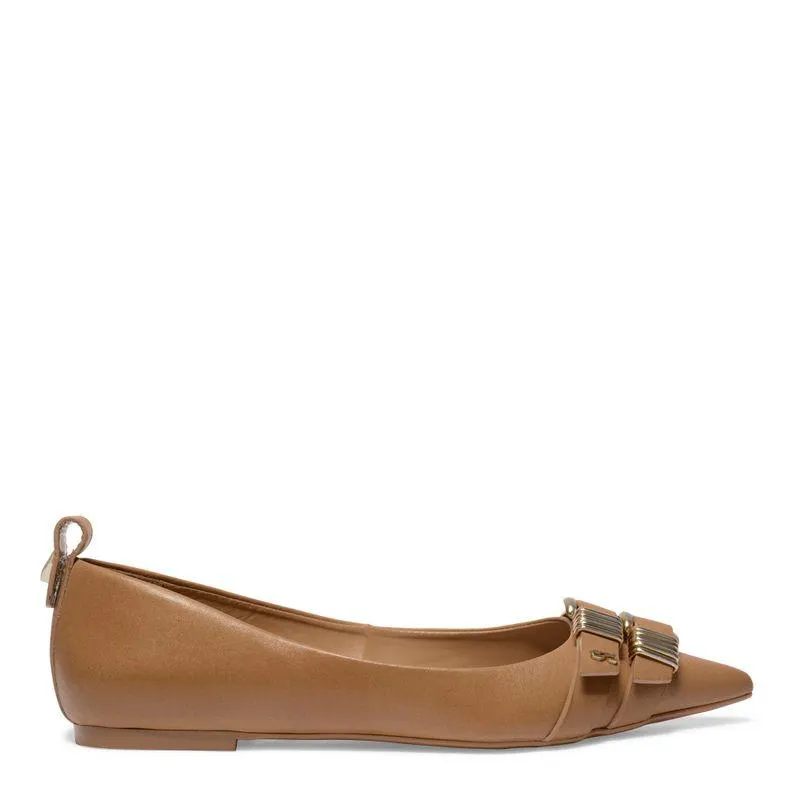 Sapatilha Bege Couro Bico Fino Fivelas