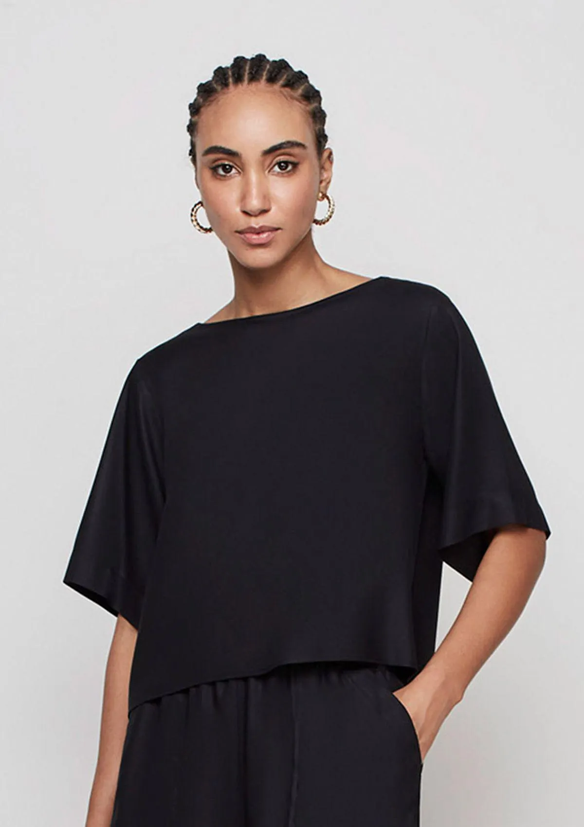 Blusa Evasê Decote Canoa Em Viscose - Preto
