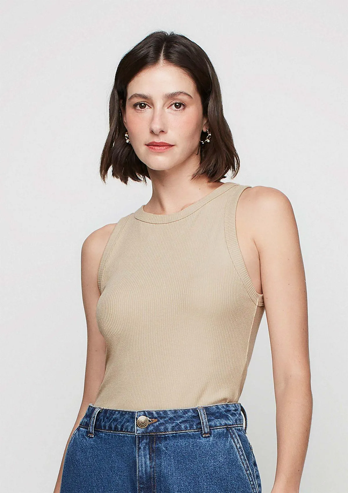 Regata Ajustada Canelada Alças Médias - Marrom