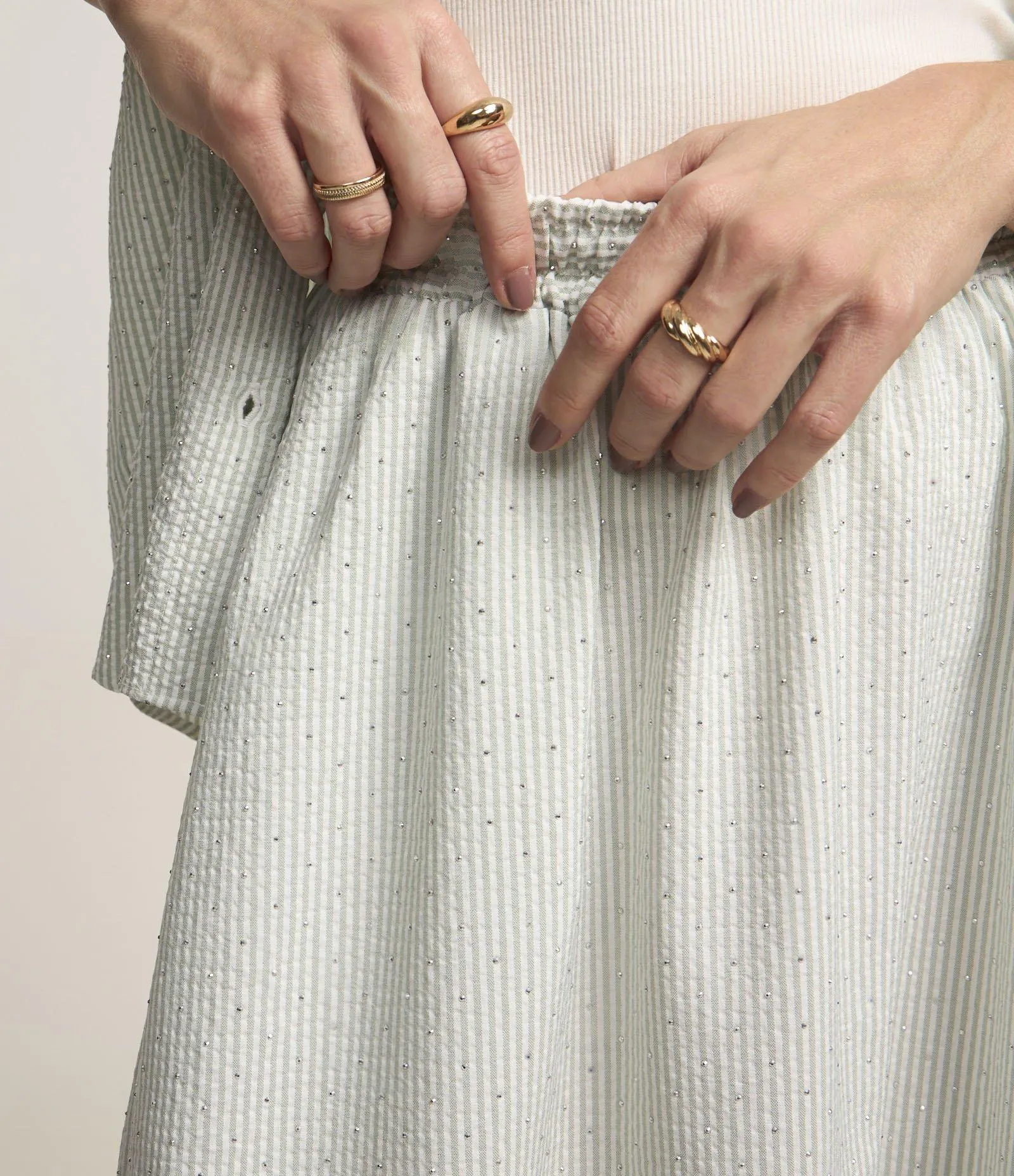 Saia Longa com Estampa Listrada e Strass Aplicados Cinza