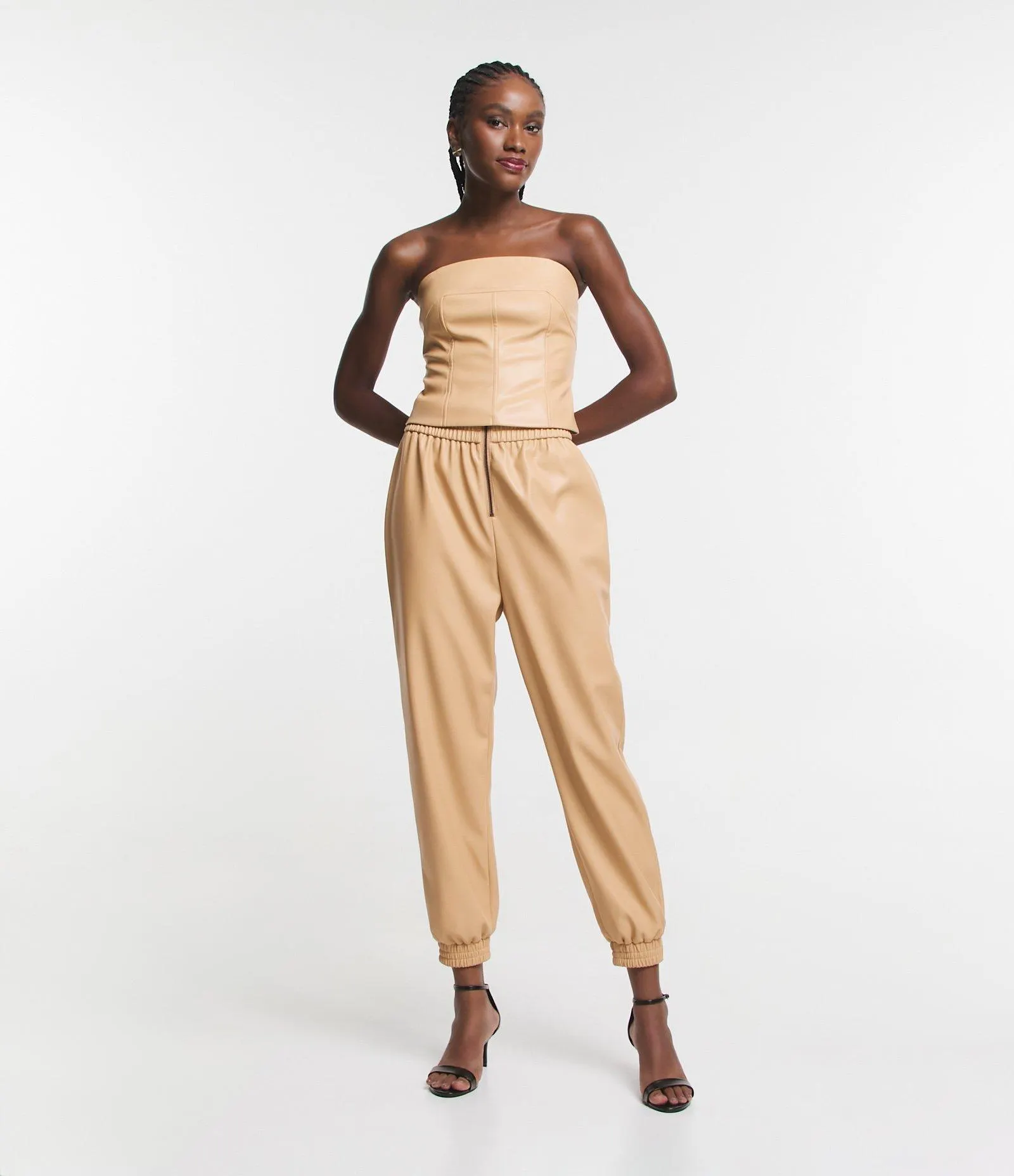 Calça Jogger em Pu com Lastex na Cintura e Zíper Tratorado Bege