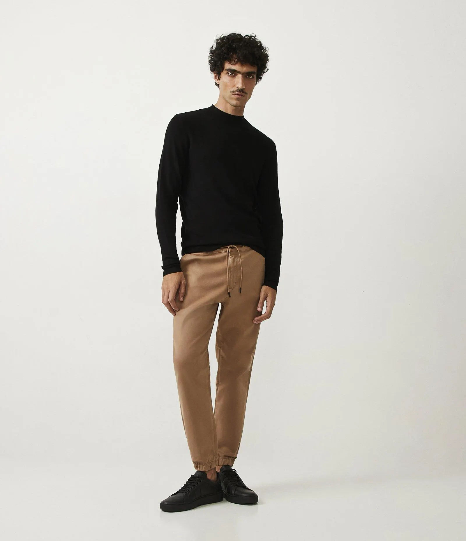 Calça Jogger em Sarja com Amarração na Cintura Marrom