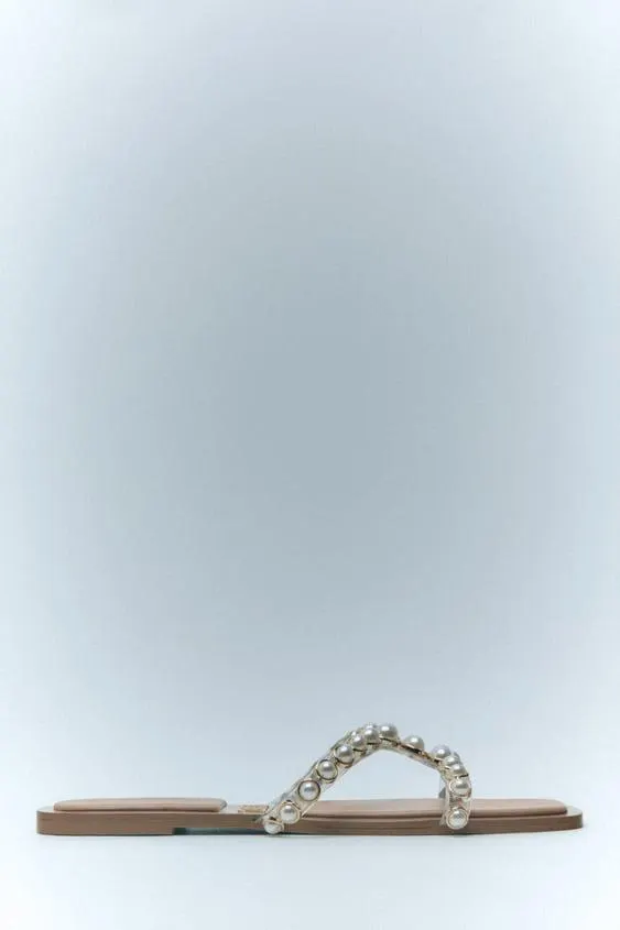 SANDÁLIA BAIXA DE VINIL COM PÉROLAS
