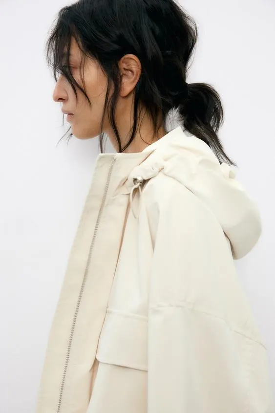 JAQUETA ENGOMADA COM CAPUZ