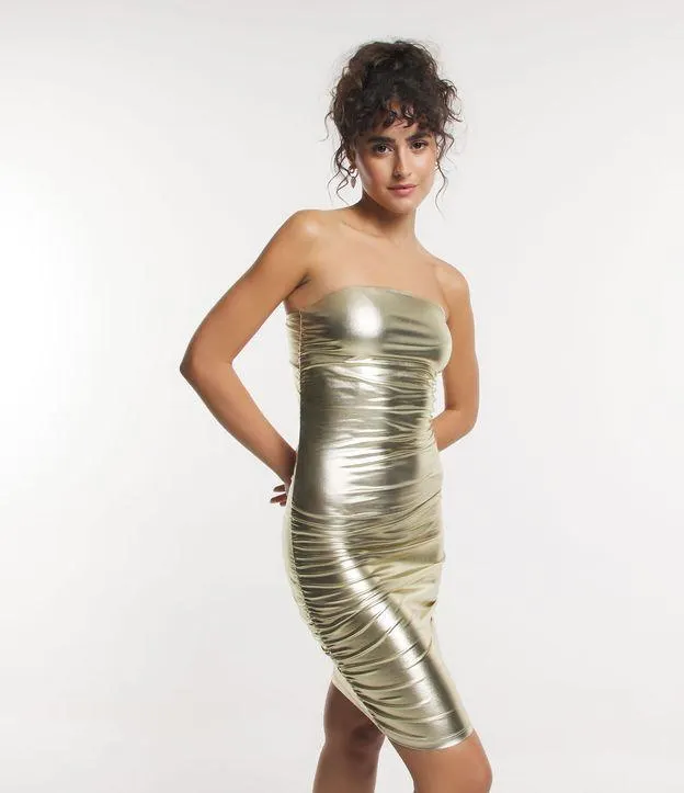 Vestido Curto em Malha Metalizada com Franzidinho Dourado