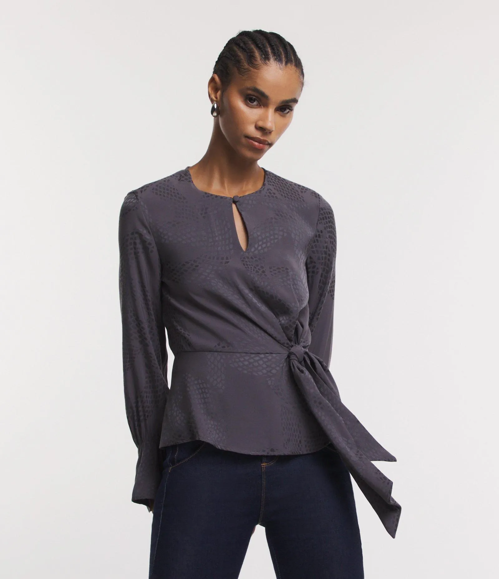 Blusa em Viscose Jacquard Cobra com Manga Bufante e Amarração Frontal Cinza