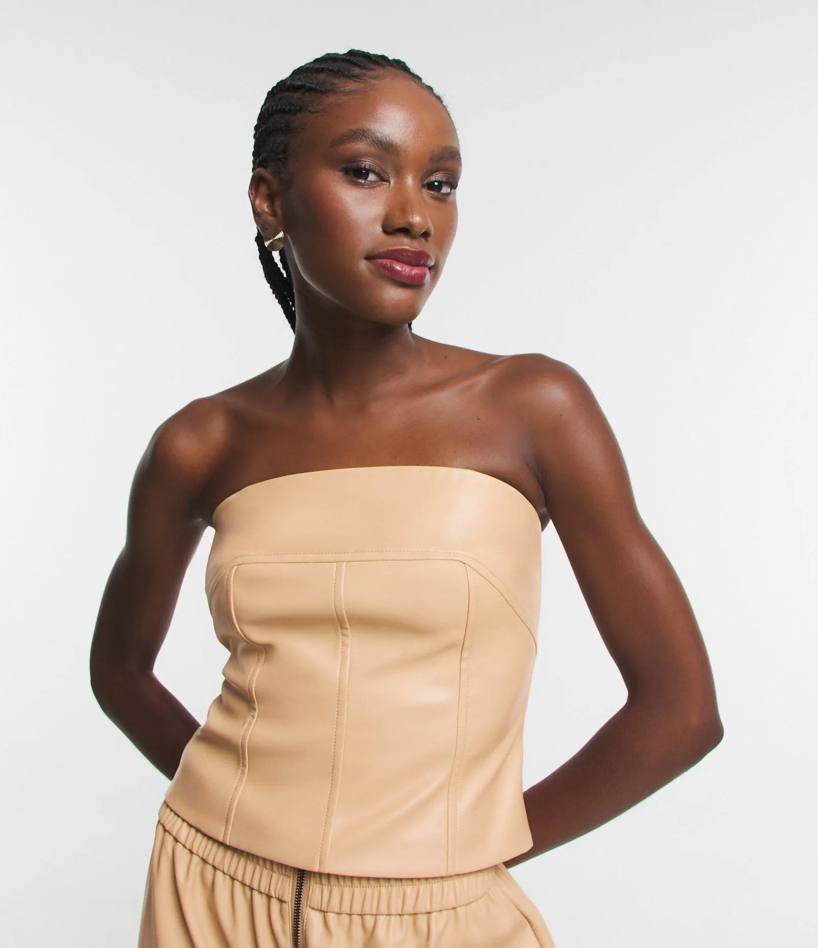 Blusa Tomara que Caia em Pu Corset Alongado com Recorte no Busto Bege