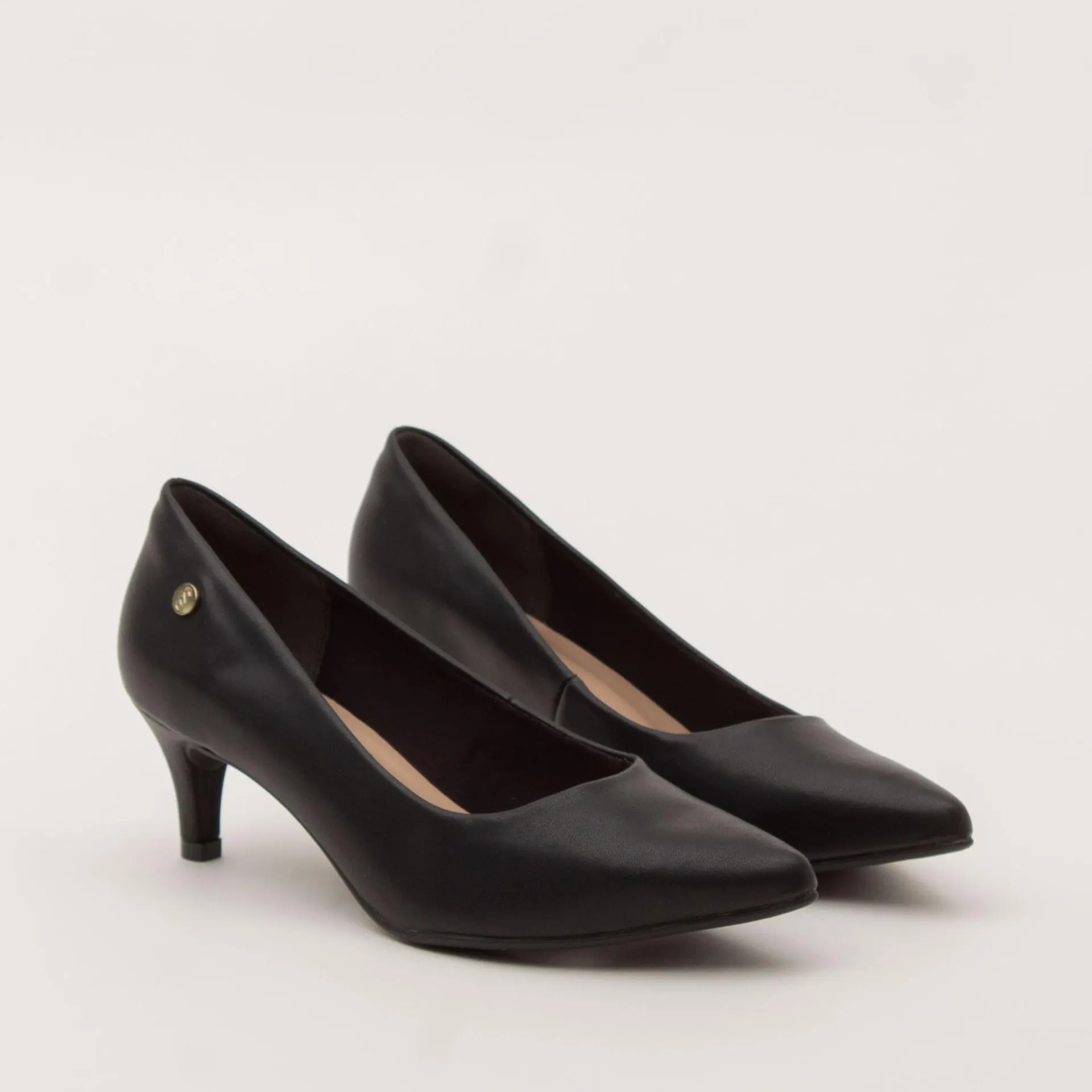 Scarpin bico fino com broche - PRETA