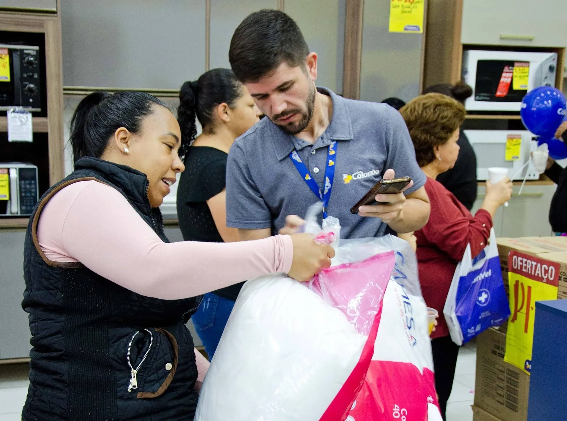 Encarte de Catálogo Lojas Colombo 7 de maio até 14 de maio 2025 - Pagina 4