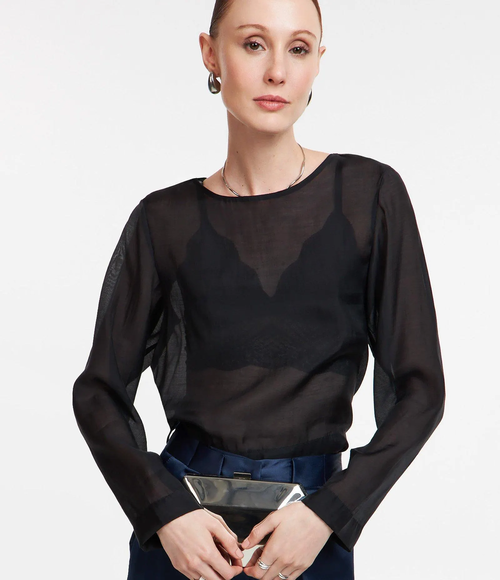 Blusa Alfaiatada em Liocel com Transparência e Fechamento na Gola Preto