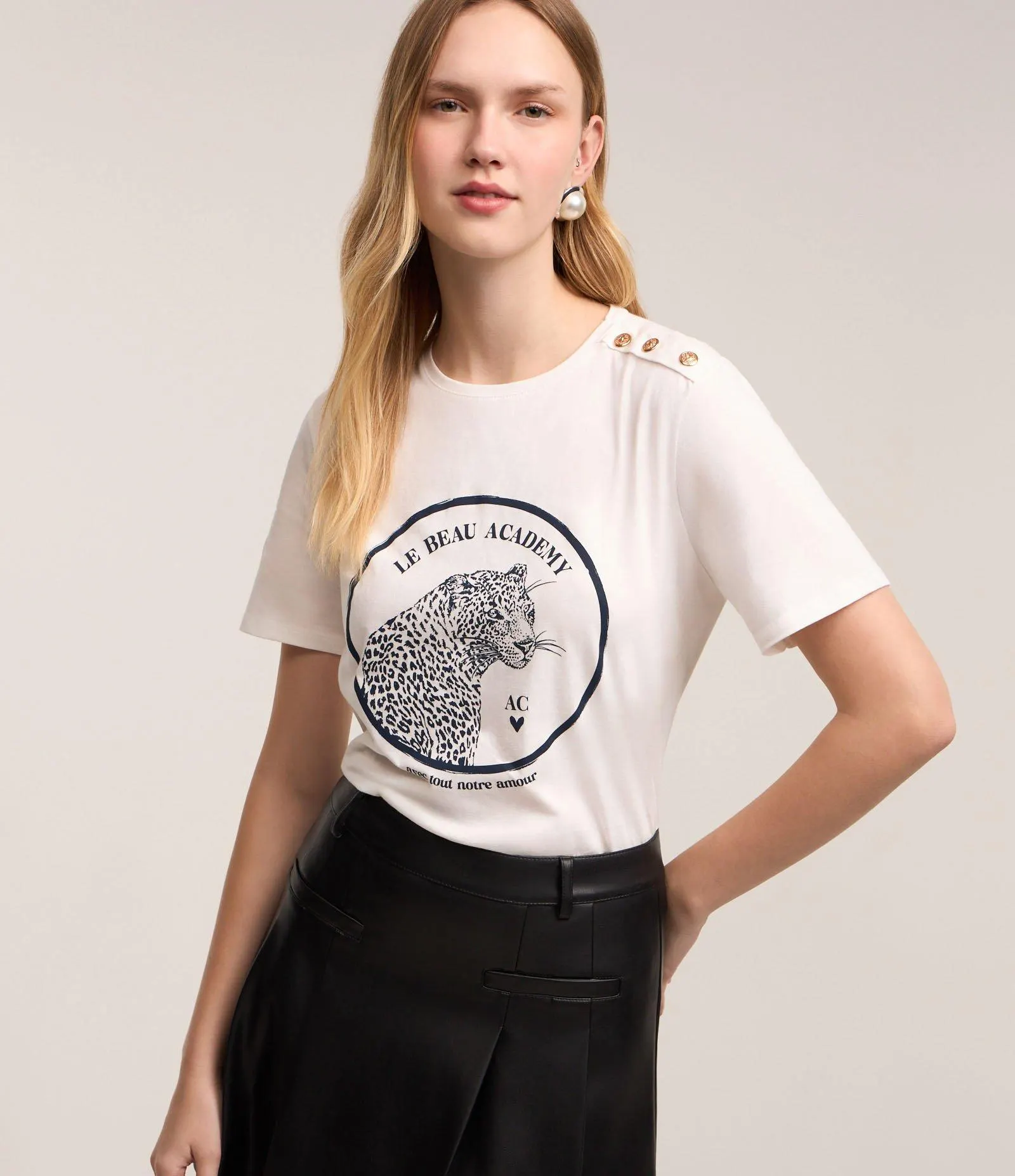 Camiseta em Algodão com Estampa Onça e Botões no Ombro Branco Neve