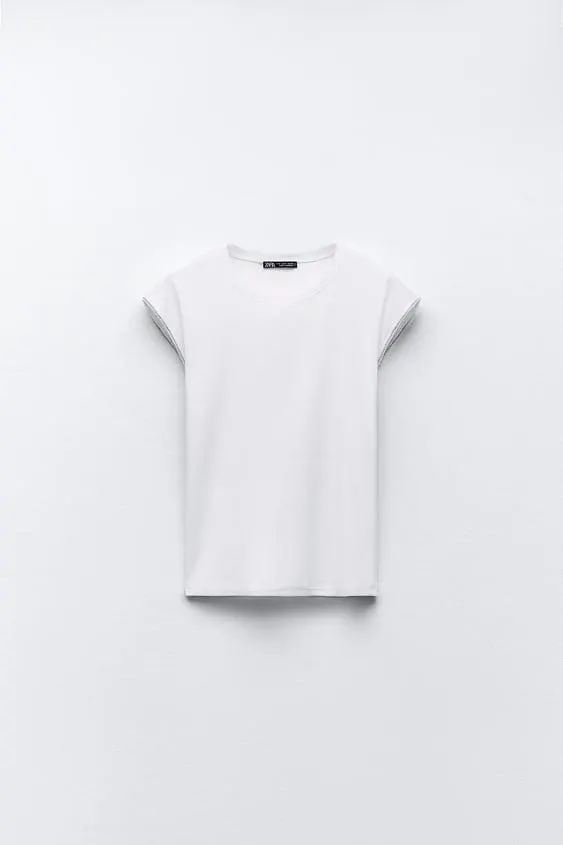 CAMISETA AJUSTADA COM JOIA