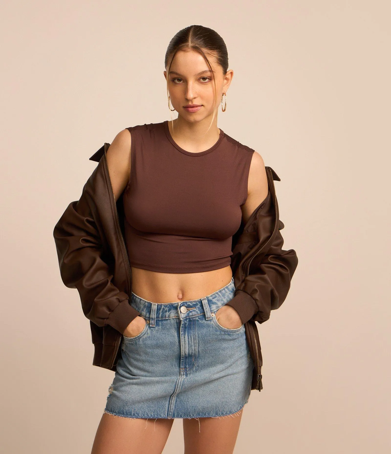 Blusa Cropped em Microfibra com Costas Abertas Marrom