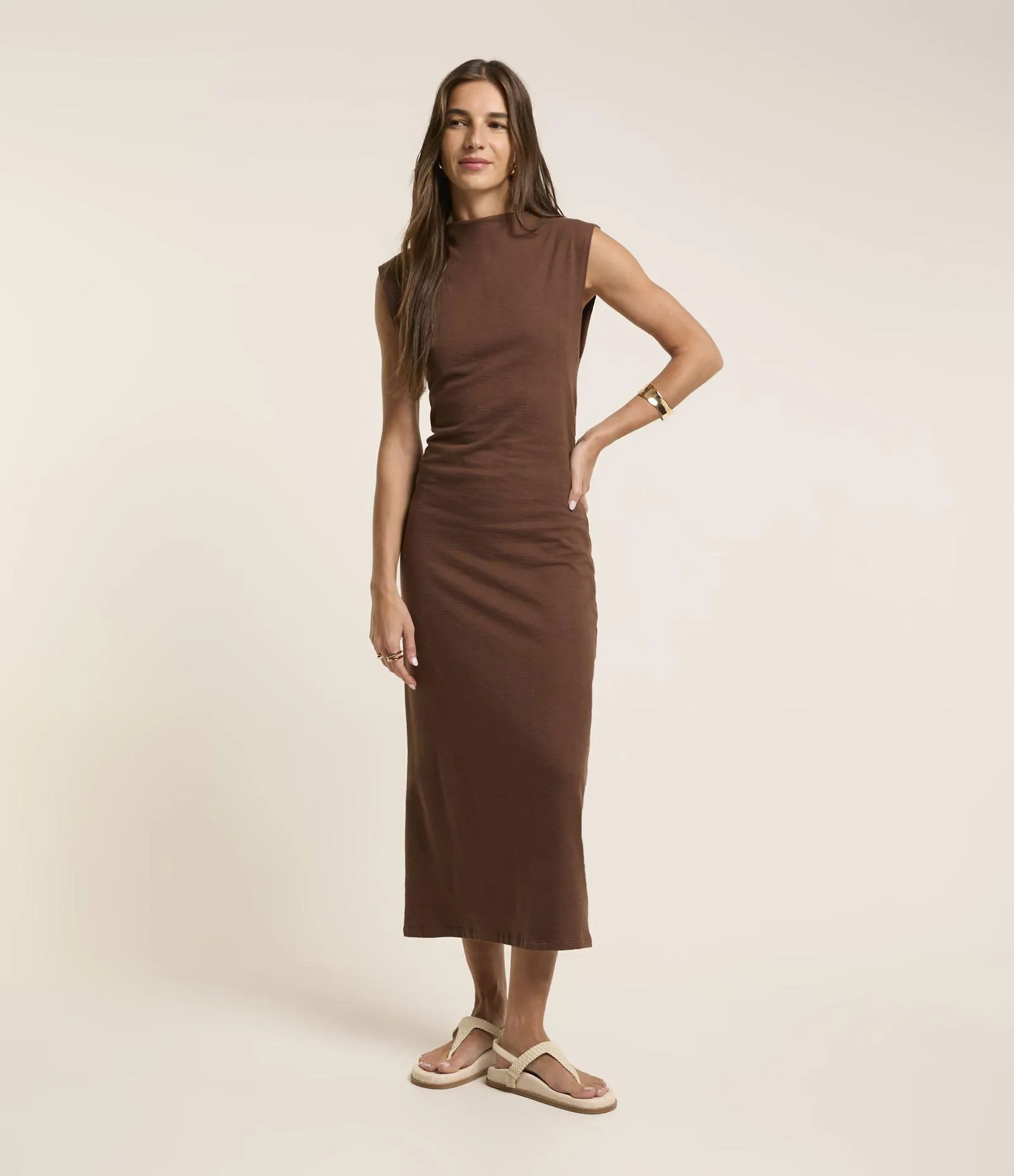 Vestido Midi Texturizado com Drapeado Lateral Marrom