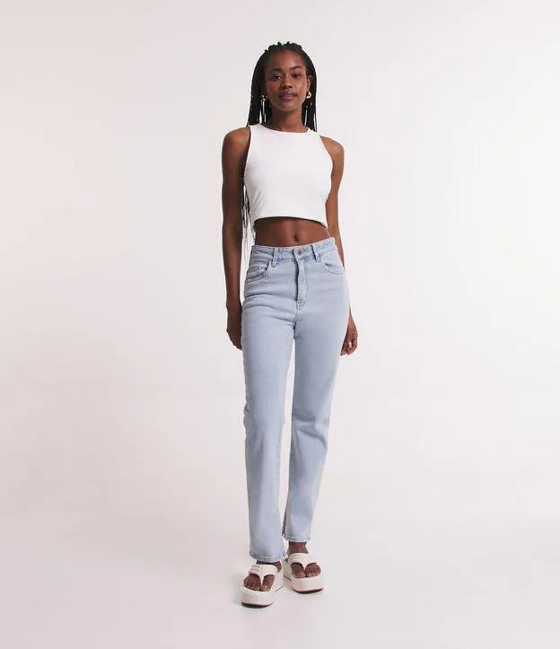 Calça Reta Jeans Elastizada com Abertura na Barra Azul Claro