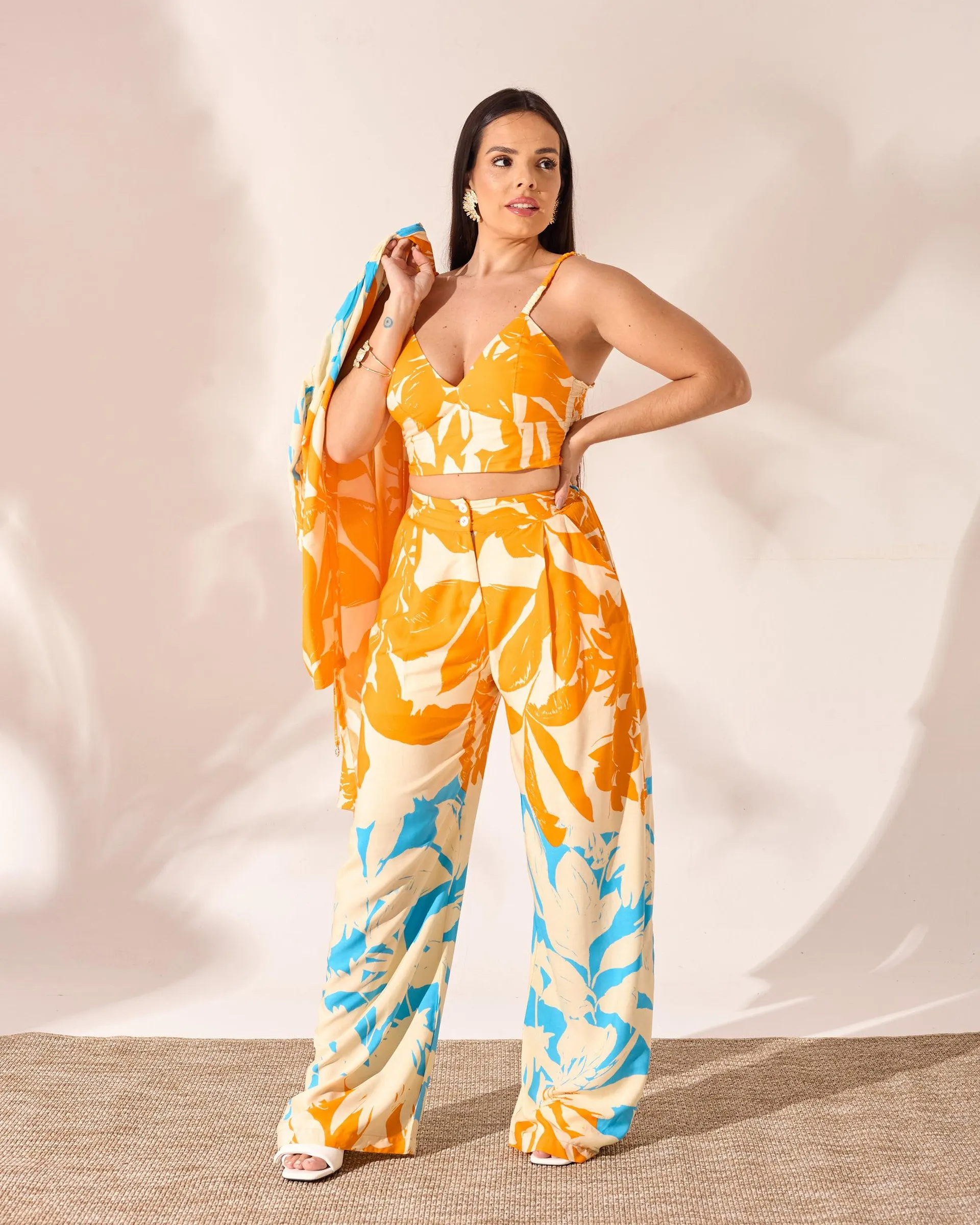 Calça pantalona c/pregas frente est.folhagens duo