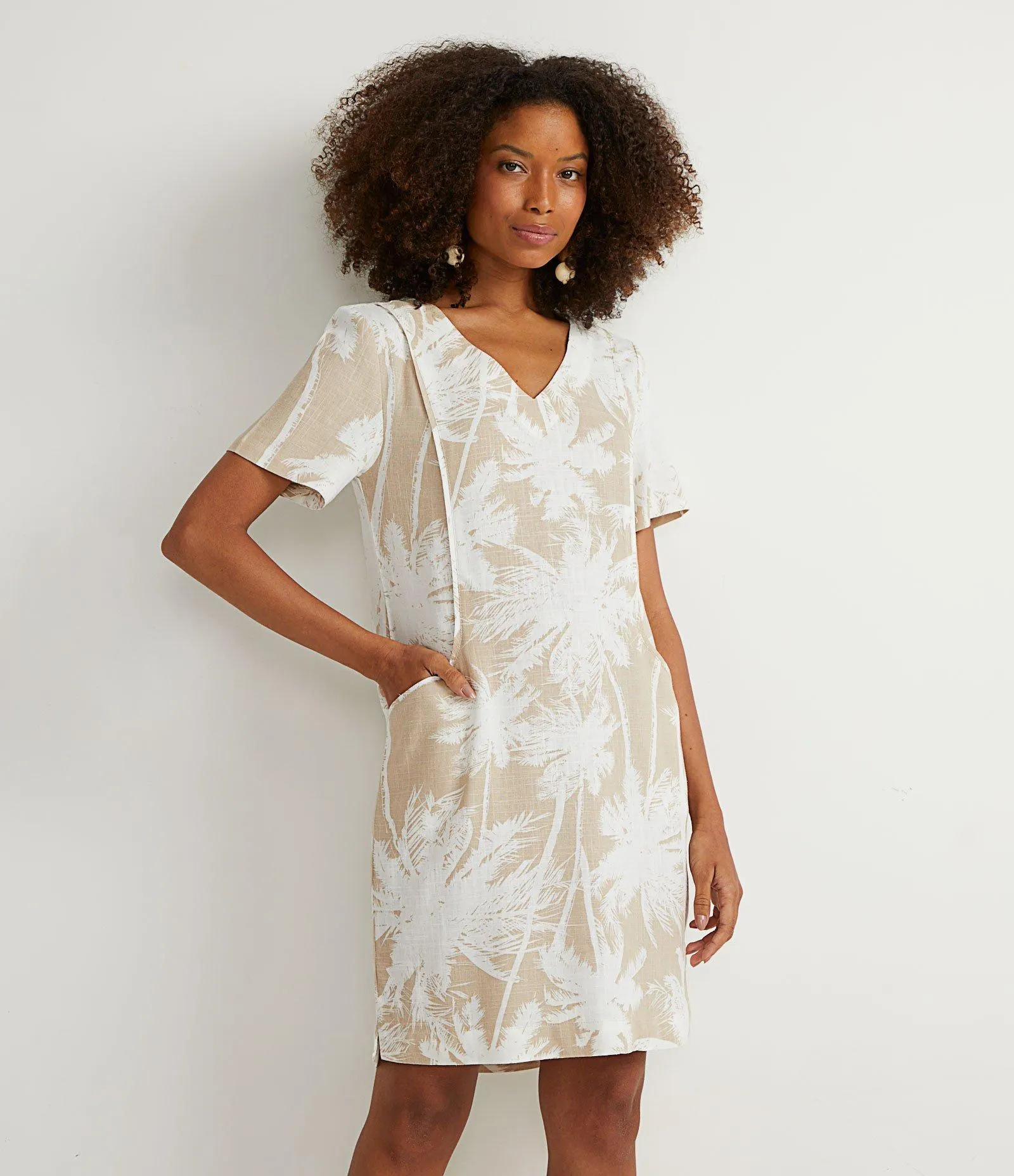 Vestido Curto em Viscolinho com Bolsos Frontais e Estampa de Coqueiros Bege