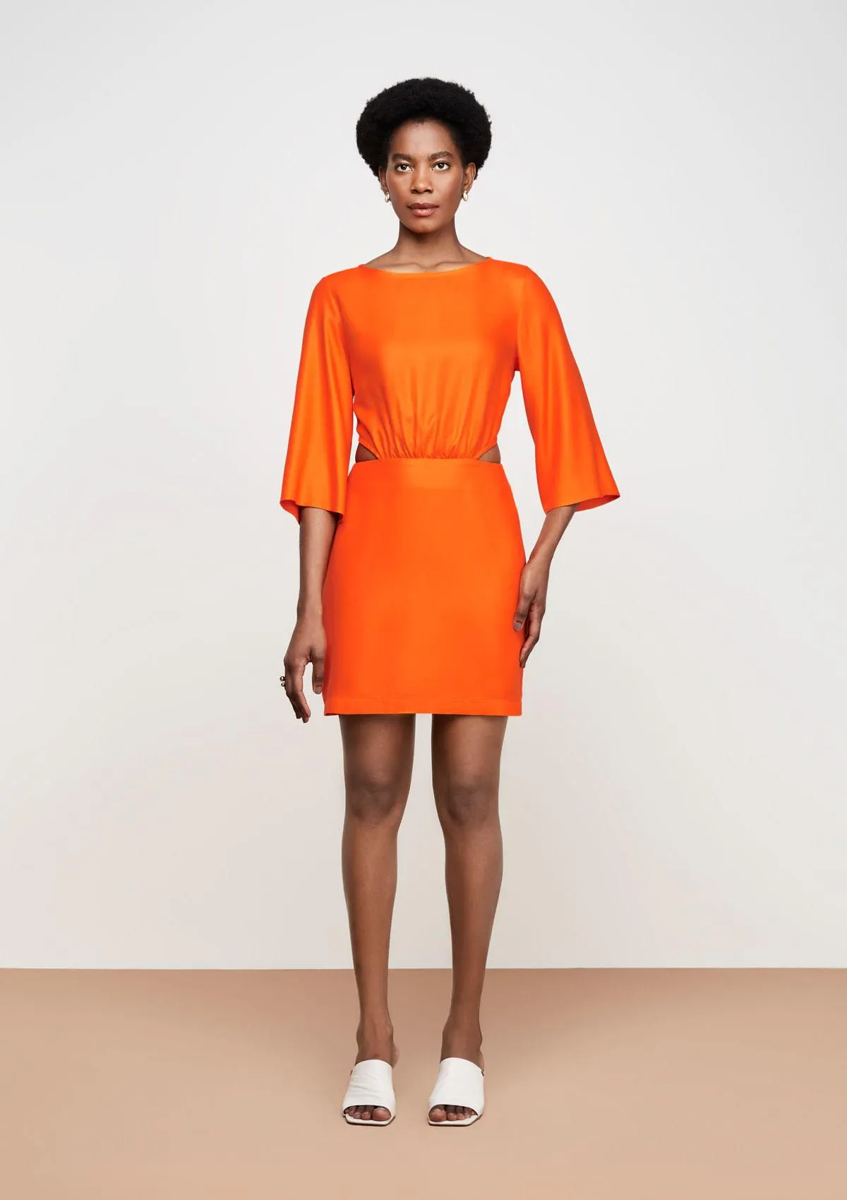 Vestido Curto Em Viscose Acetinada Evasê - Laranja