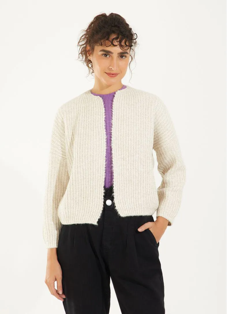 Cardigan tricot over nuvem bege
