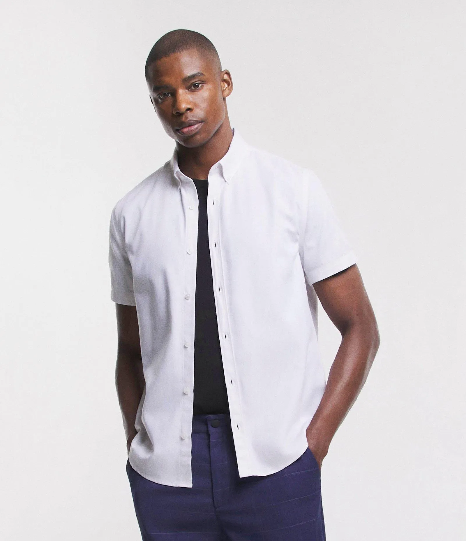 Camisa Comfort em Oxford com Gola Colarinho e Manga Curta Off White