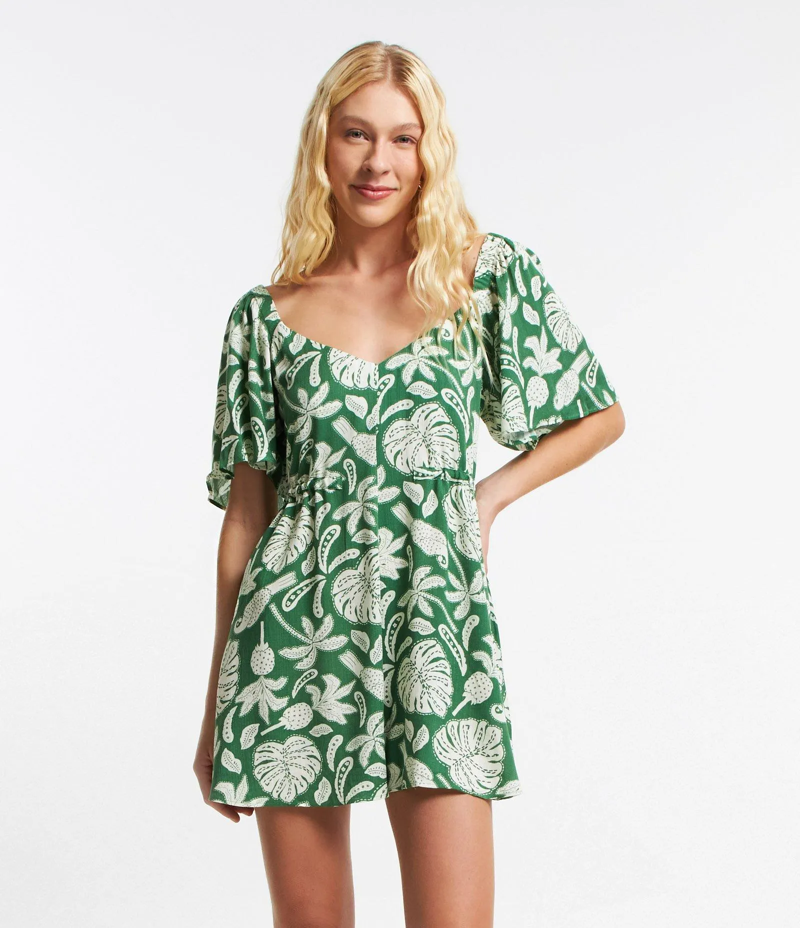 Macacão Curto em Viscose com Amarração Lateral e Estampa Folhagens Verde