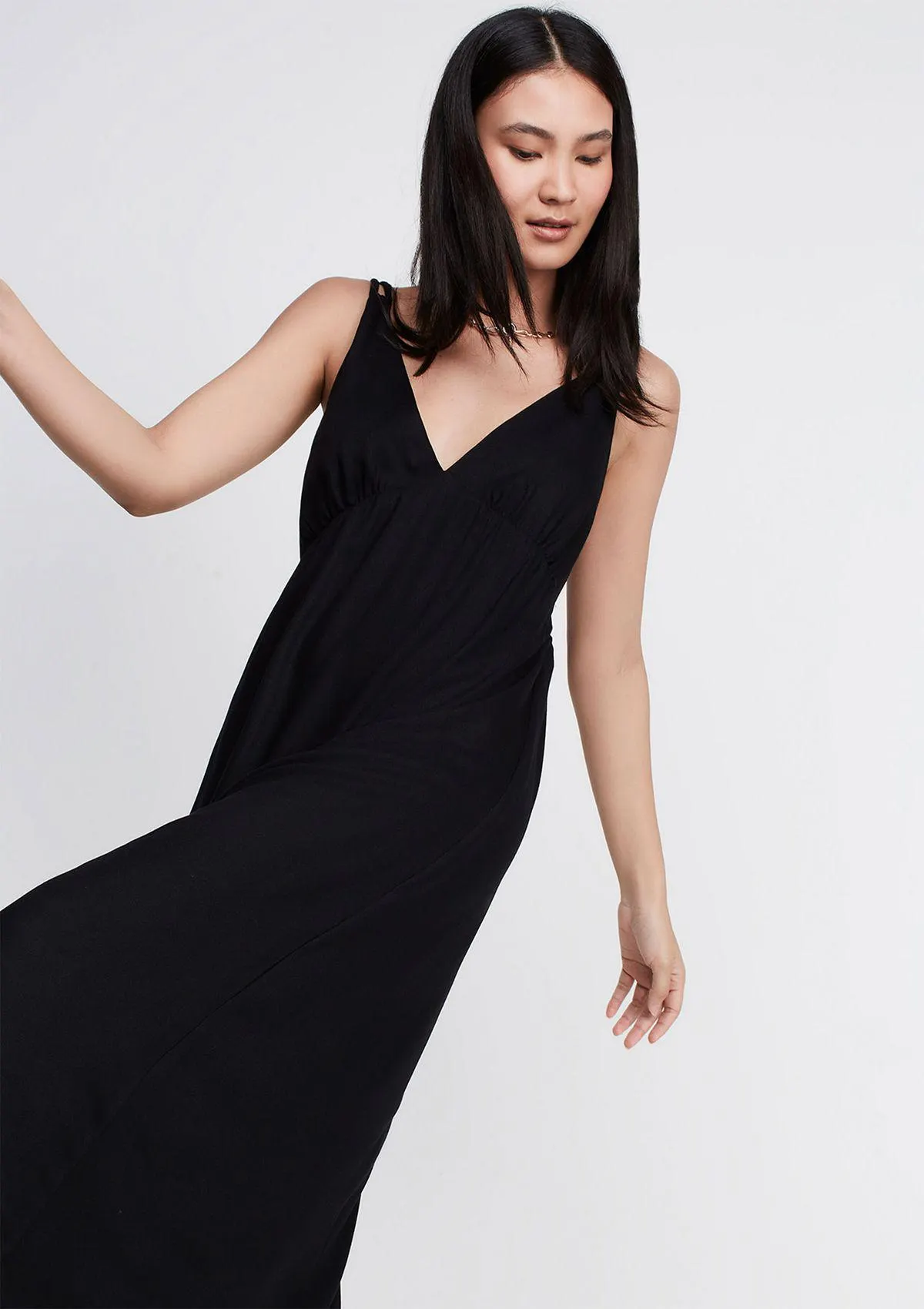 Vestido Midi Evasê Decote V - Preto