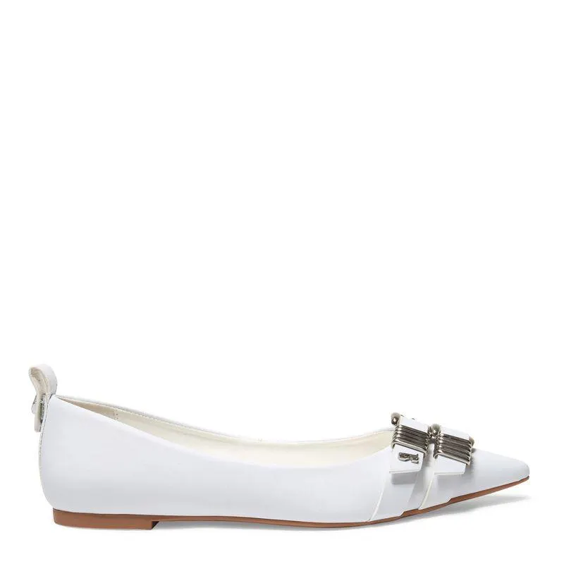 Sapatilha Branca Couro Bico Fino Fivelas