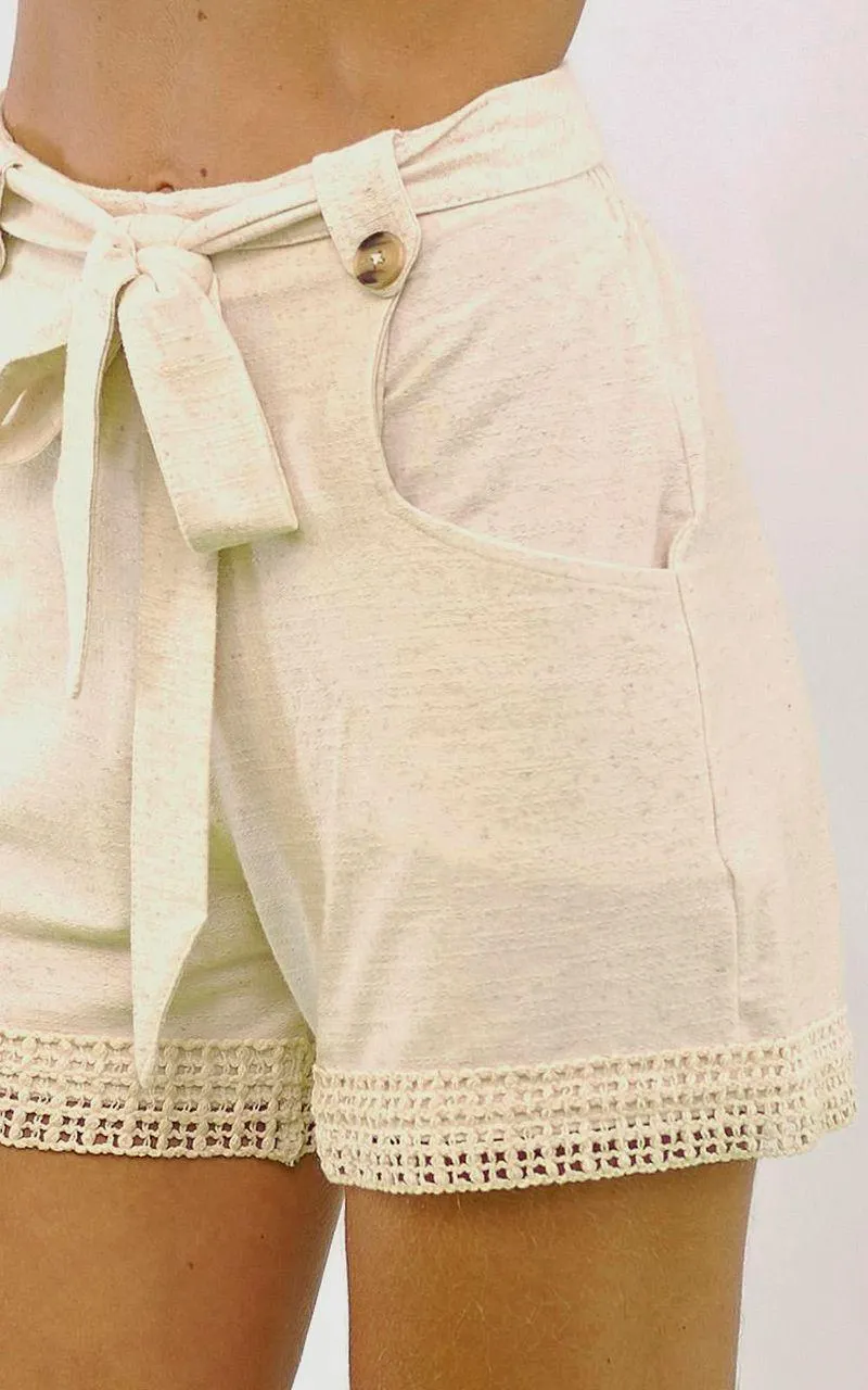 Short cintura alta com renda - NATURAL
