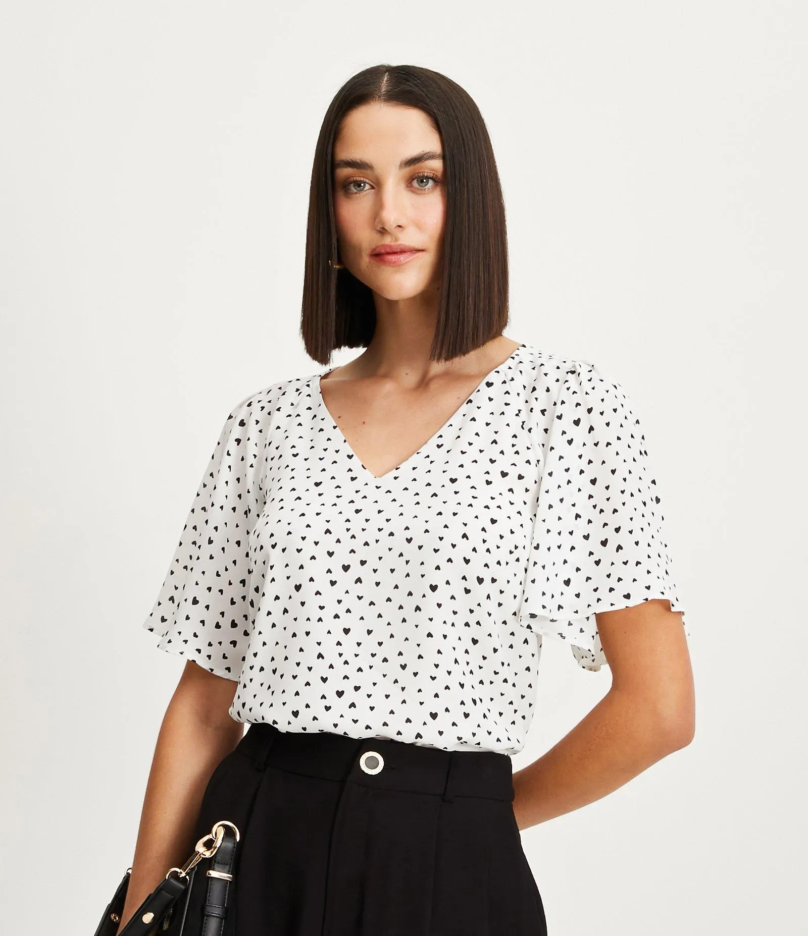 Blusa Manga Evasê em Crepe com Coraçõezinhos Estampados Off White