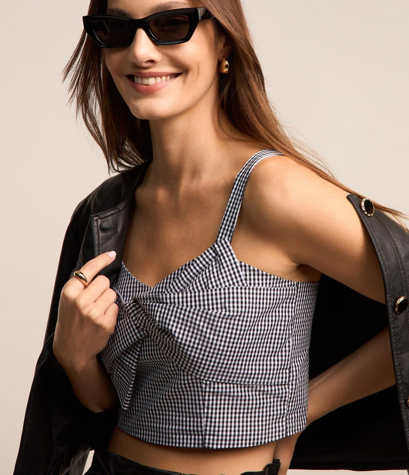 Blusa Cropped em Tricoline com Laço Frontal e Lastex nas Costas Preto/ Branco