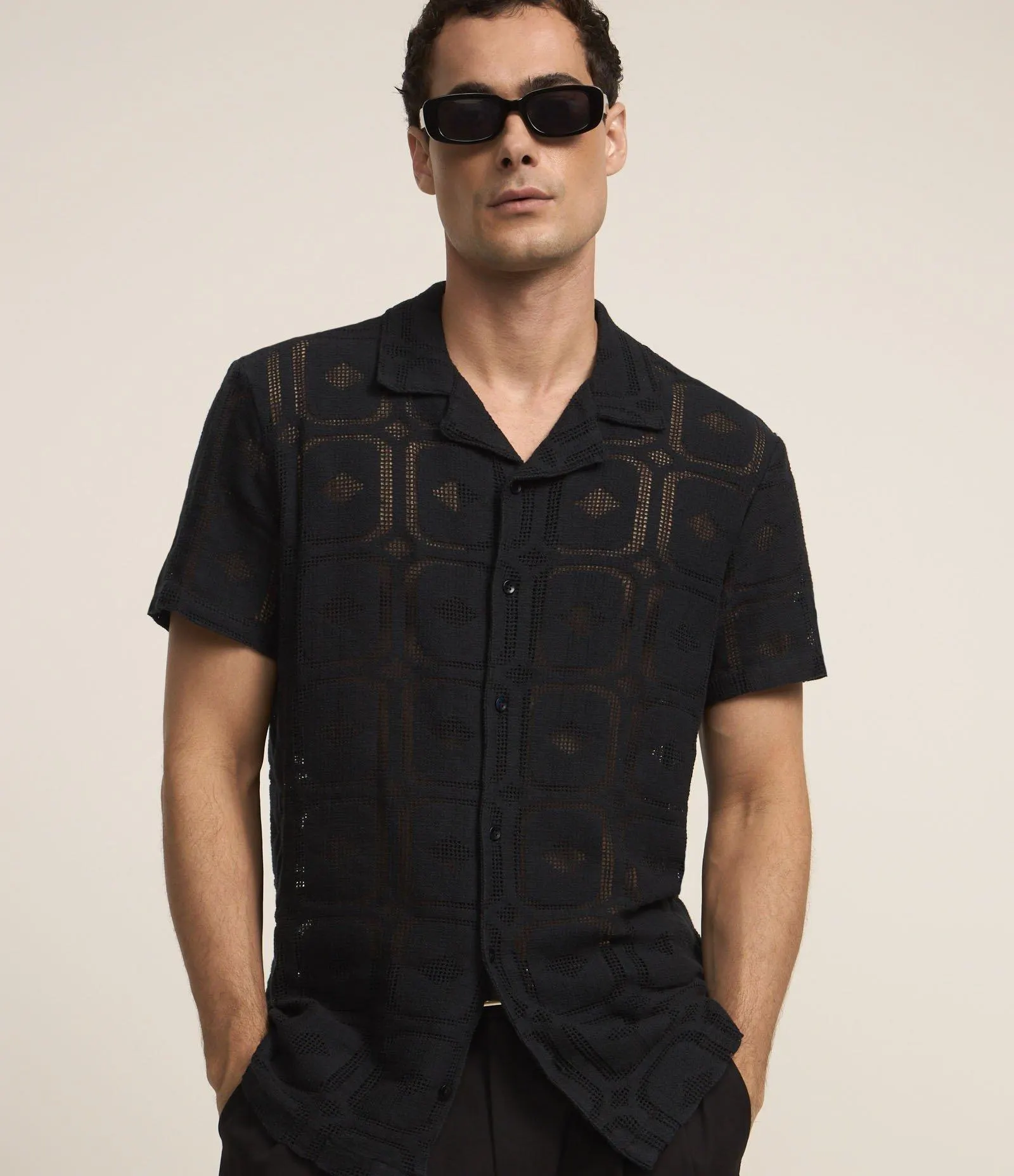 Camisa em Renda com Forma Geométrica Gola com Lapela Preto