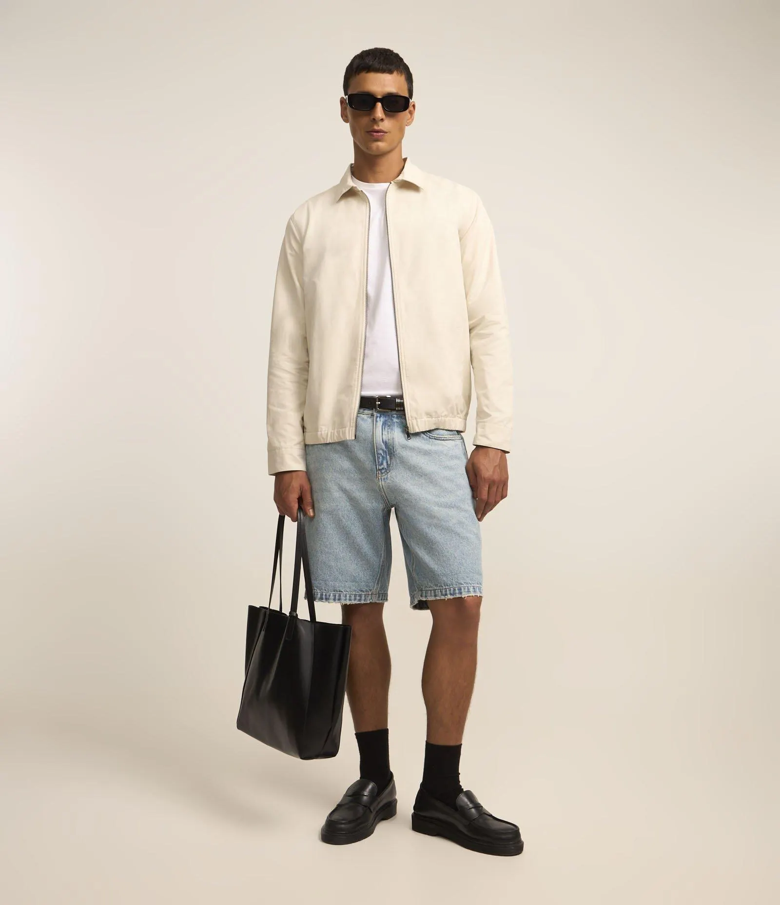 Bermuda Reta Jeans com Pesponto Contrastante e Barra Dobrada Azul Claro