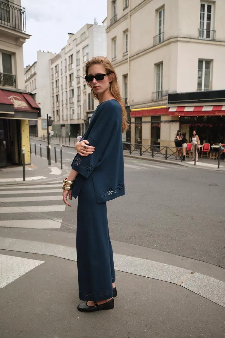 BLUSA DE TRICÔ COM BORDADOS PERFURADOS