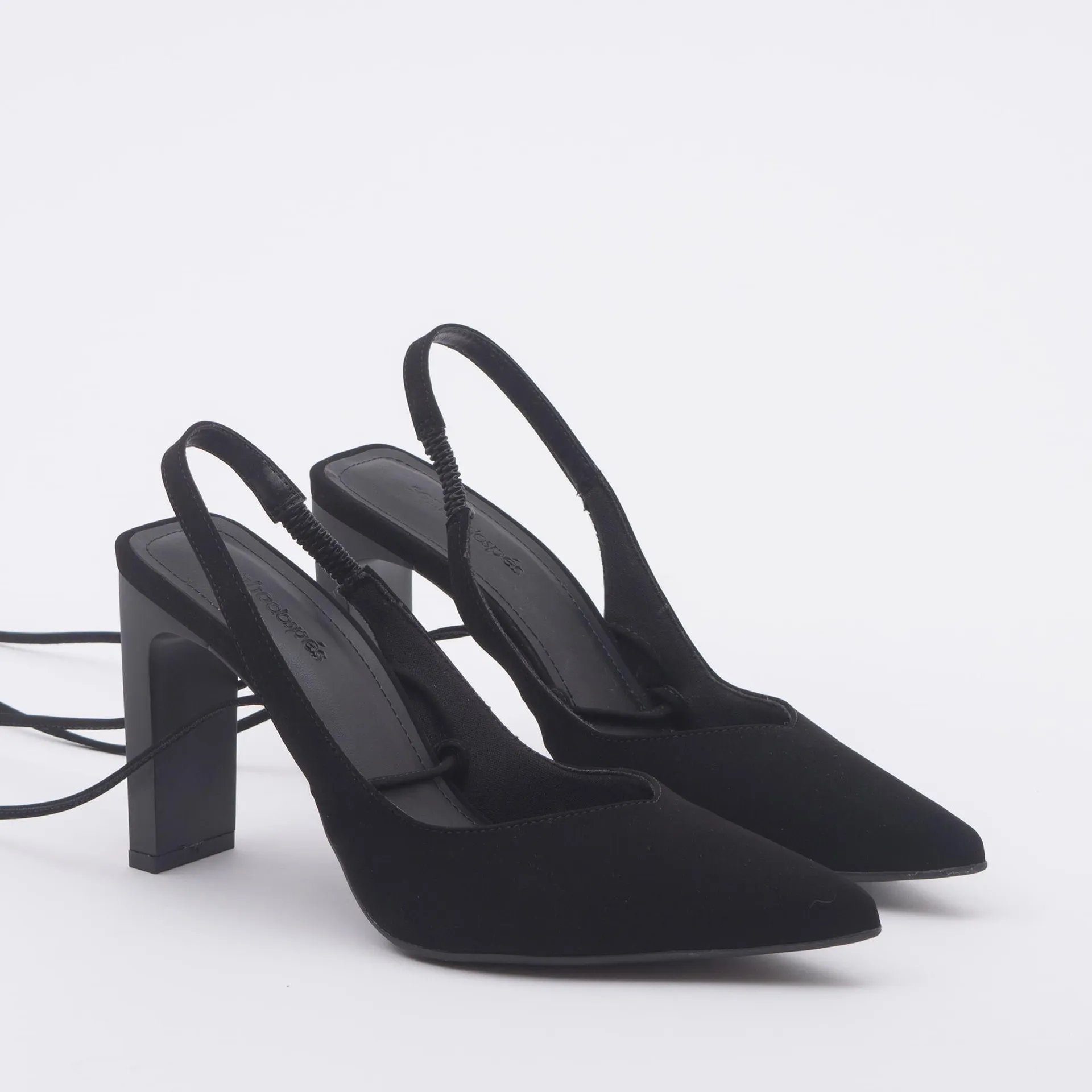 Scarpin nobuck bico fino Maju - PRETA