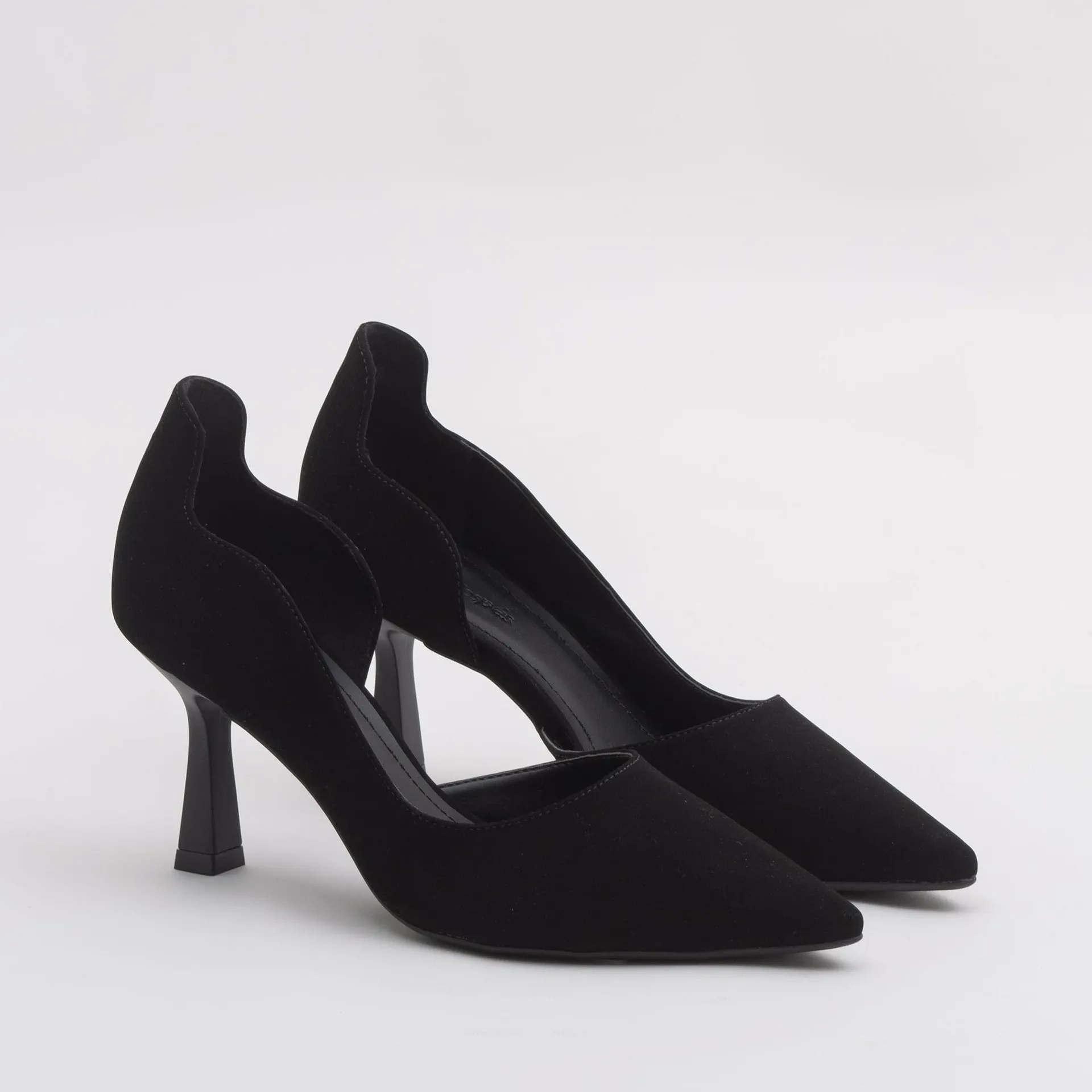 Scarpin básico bico fino detalhe lateral - PRETA