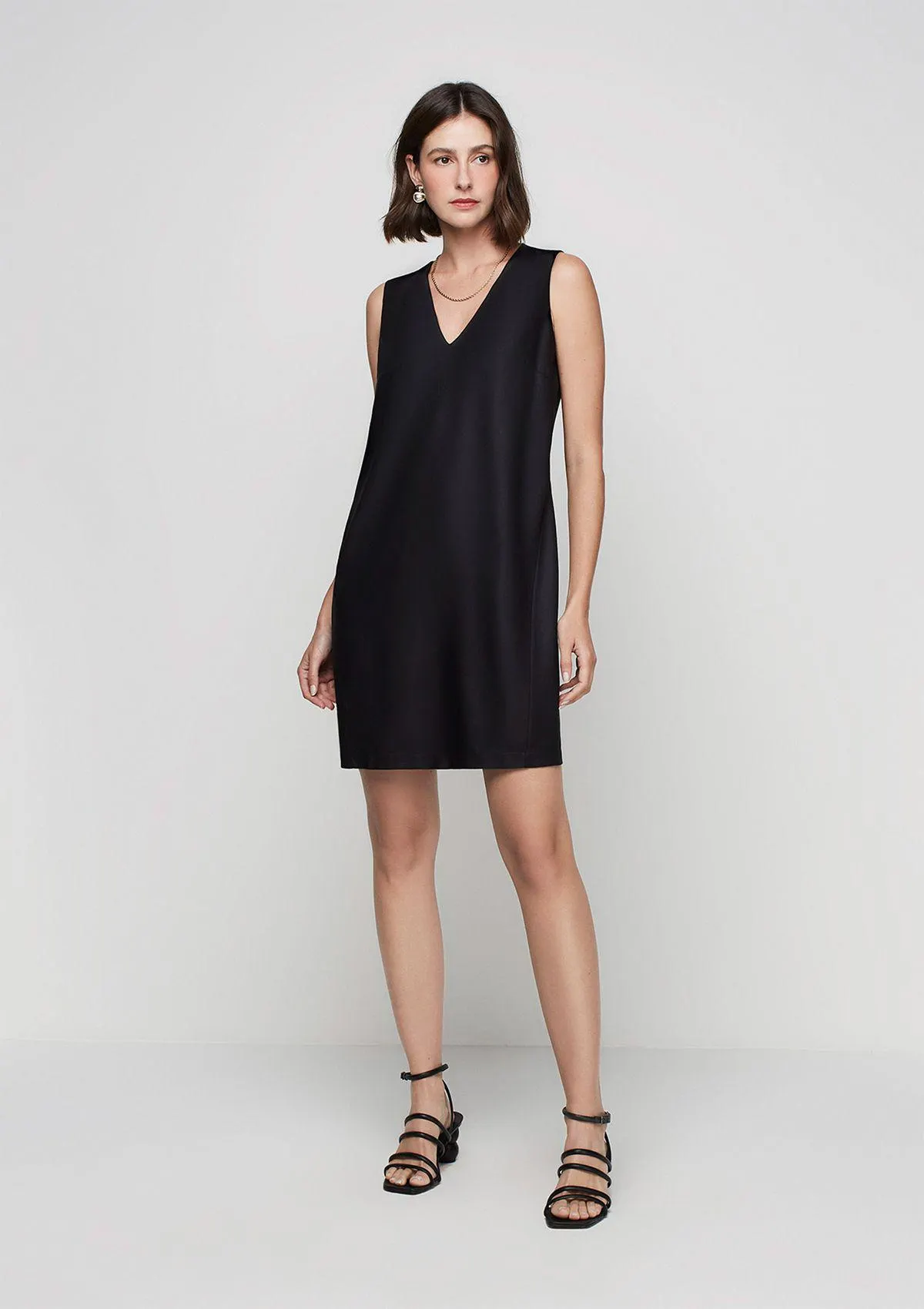 Vestido Curto Reto Decote V Em Viscose - Preto