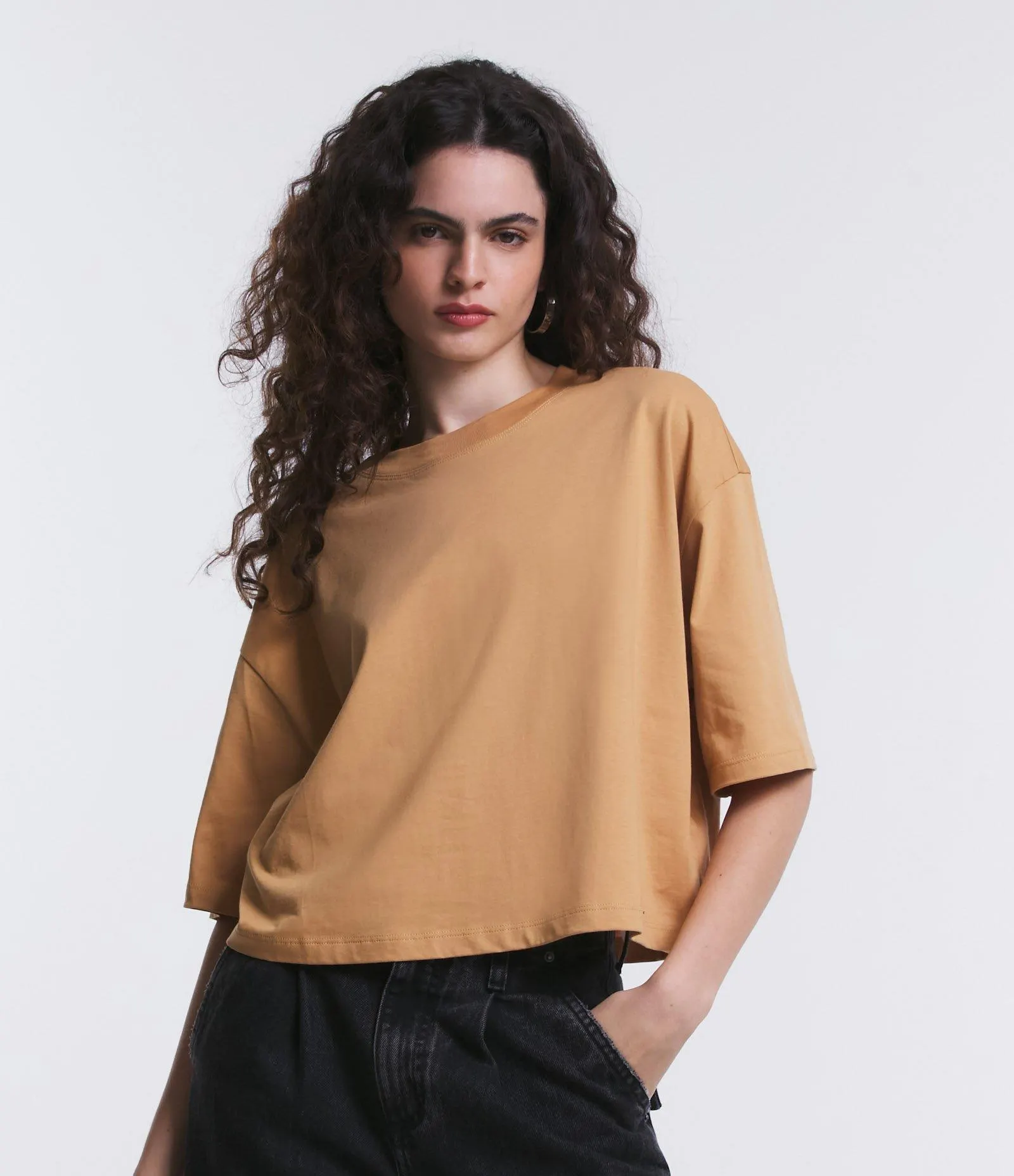 Camiseta Cropped Oversized em Algodão Peruano Bege