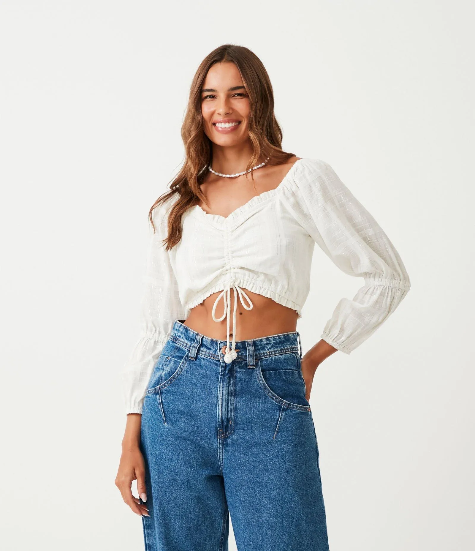 Blusa Cropped Manga Longa com Amarração na Barra e Fio Metalizado Branco Neve