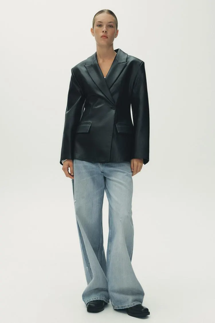 BLAZER DE POLIURETANO JUSTO