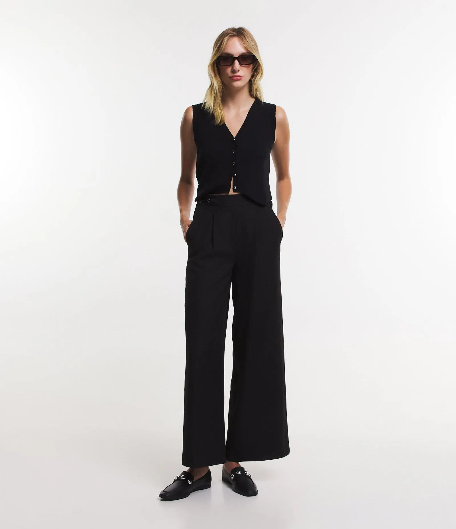 Calça Pantalona Alfaiatada com Pregas no Cós Preto