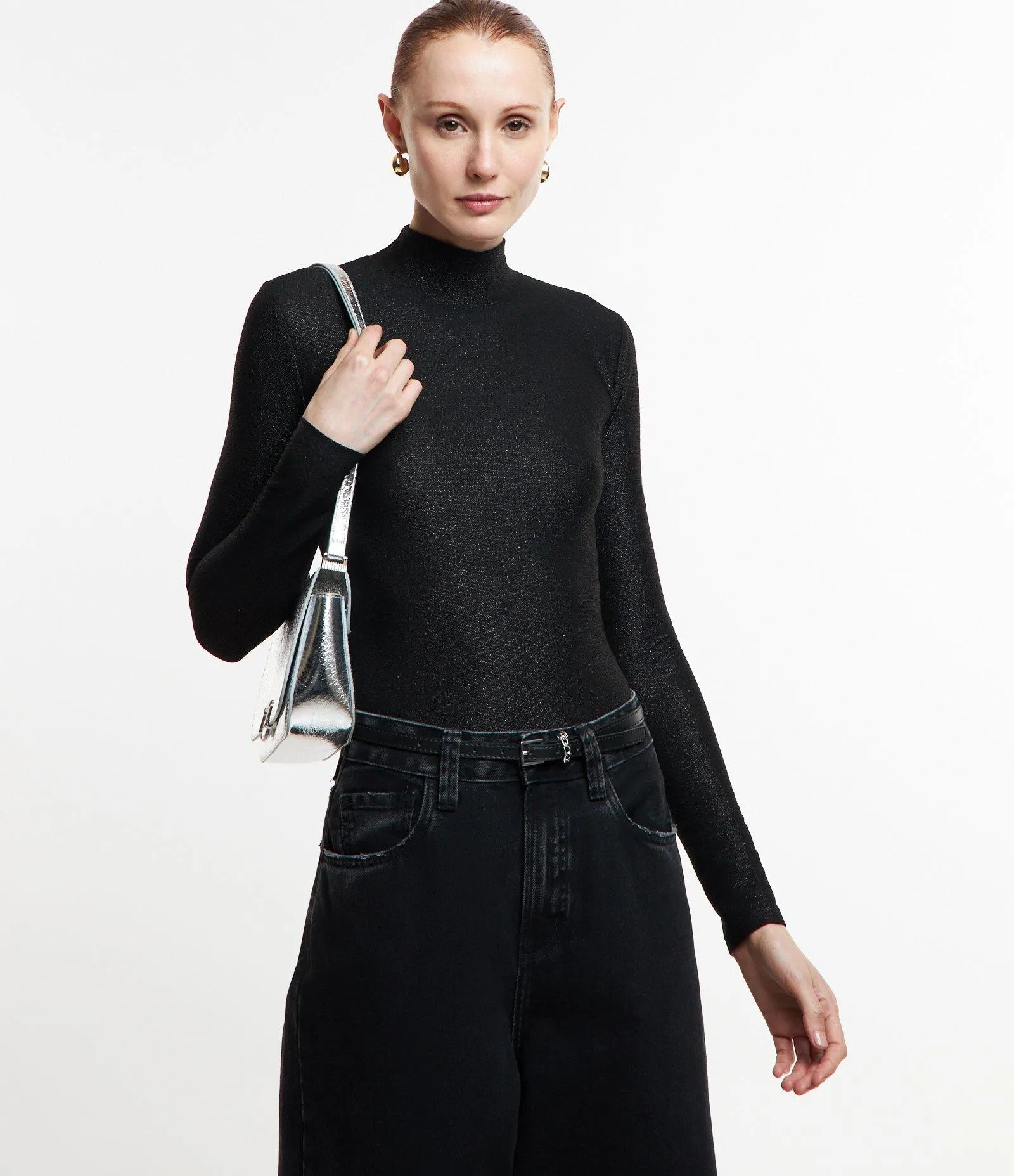 Blusa em Viscose com Golinha e Detalhe de Fio Metalizado Preto