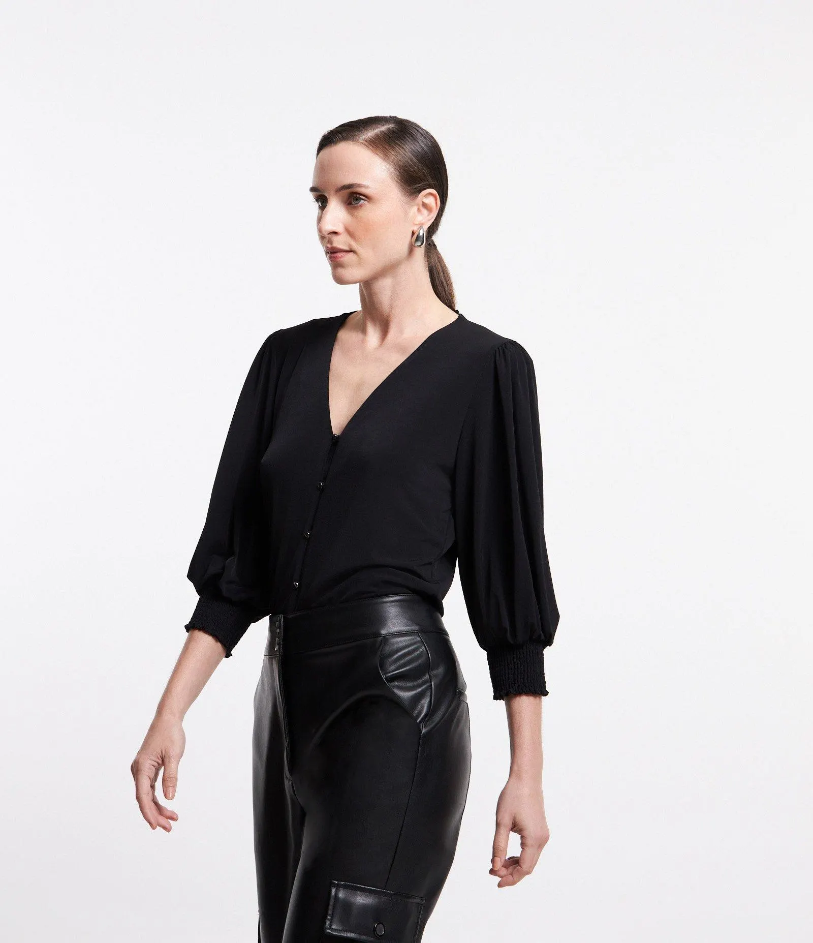 Blusa em Jersey com Manga 3/4 Bufante e Abotoamento Frontal Preto