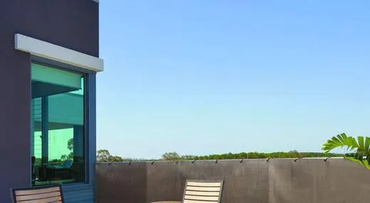 Con la malla Manhatan conseguirás un alto índice de ocultación y gracias a su diseño crearás un ambiente moderno y minimalista al instante.