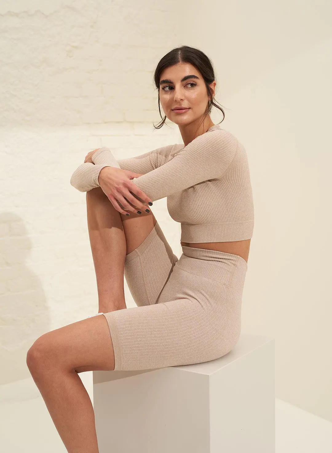 BEIGE RIBBED SEAMLESS BIKER SHORTS