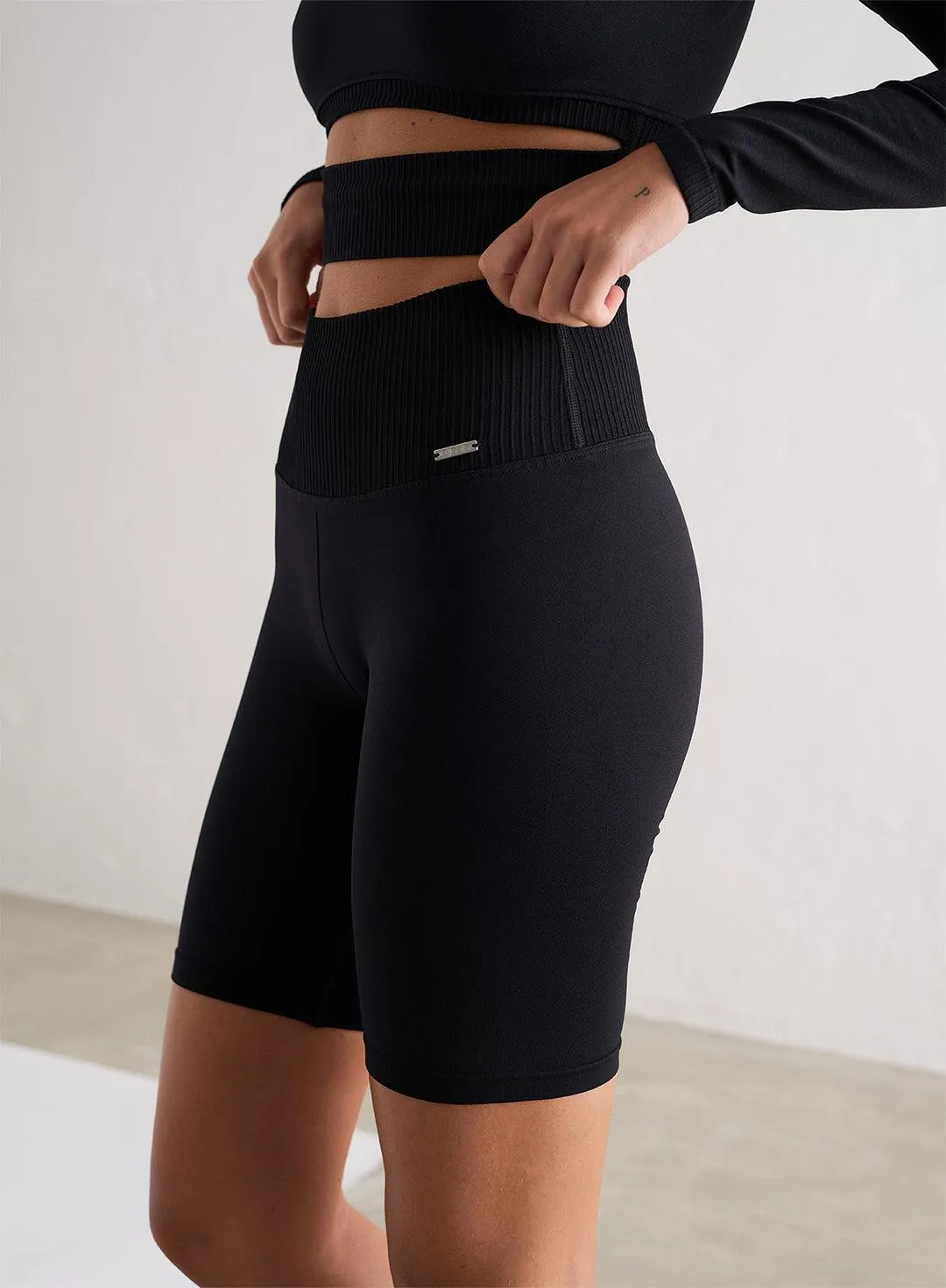 BLACK LIMITLESS SEAMLESS BIKER SHORTS