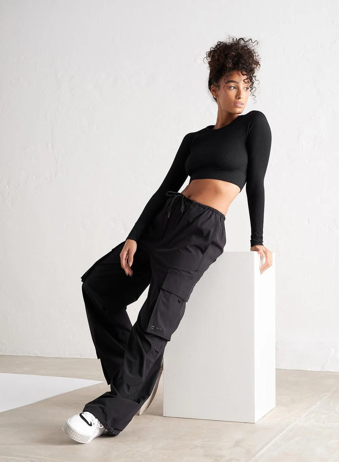 BLACK WINDBREAKER PARACHUTE PANTS