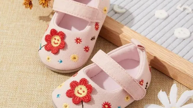 Baby girl Floral Embroidered Shoes (New)