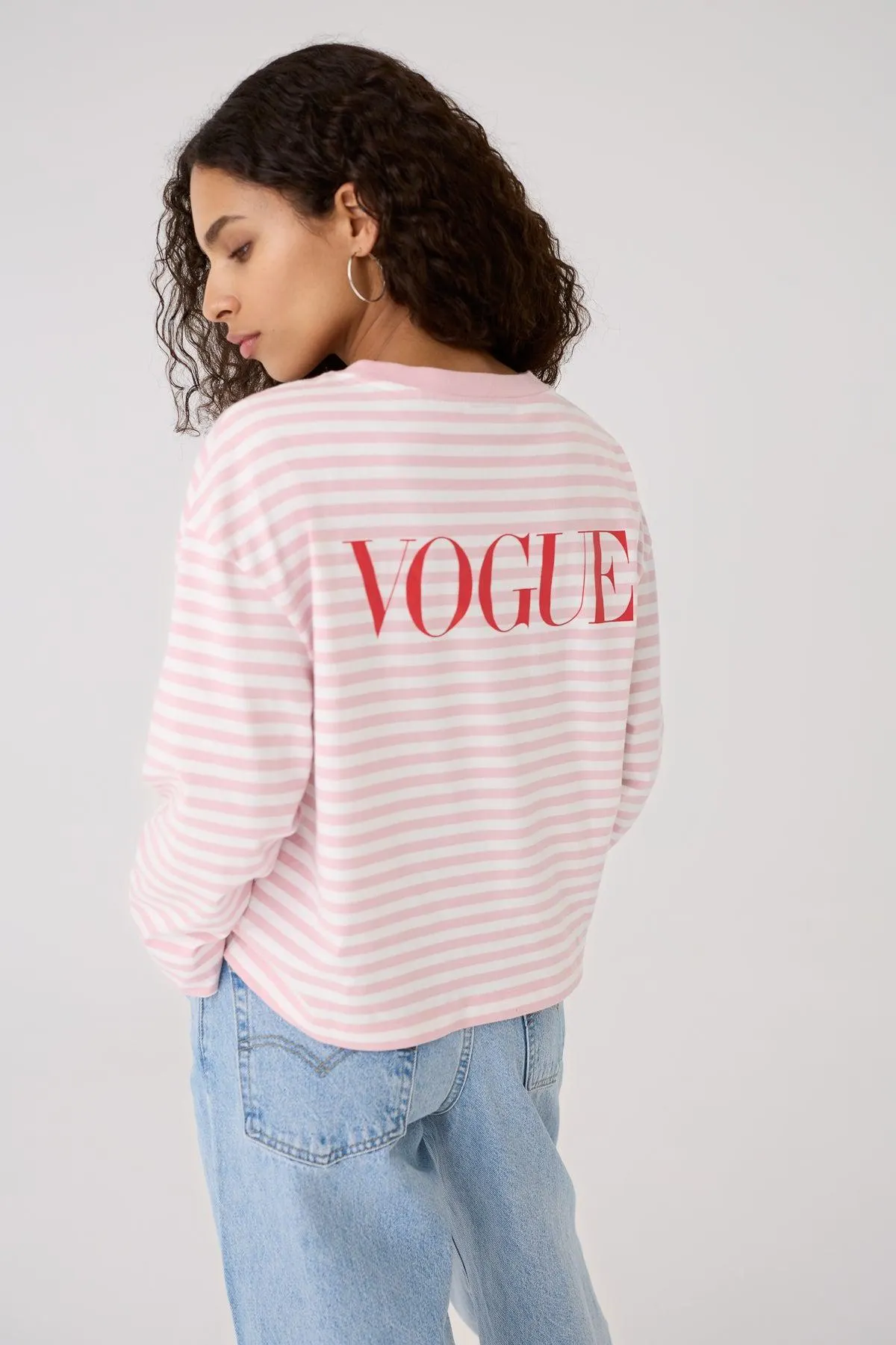 Camiseta manga larga VOGUE rayas rosas y logotipo estampado