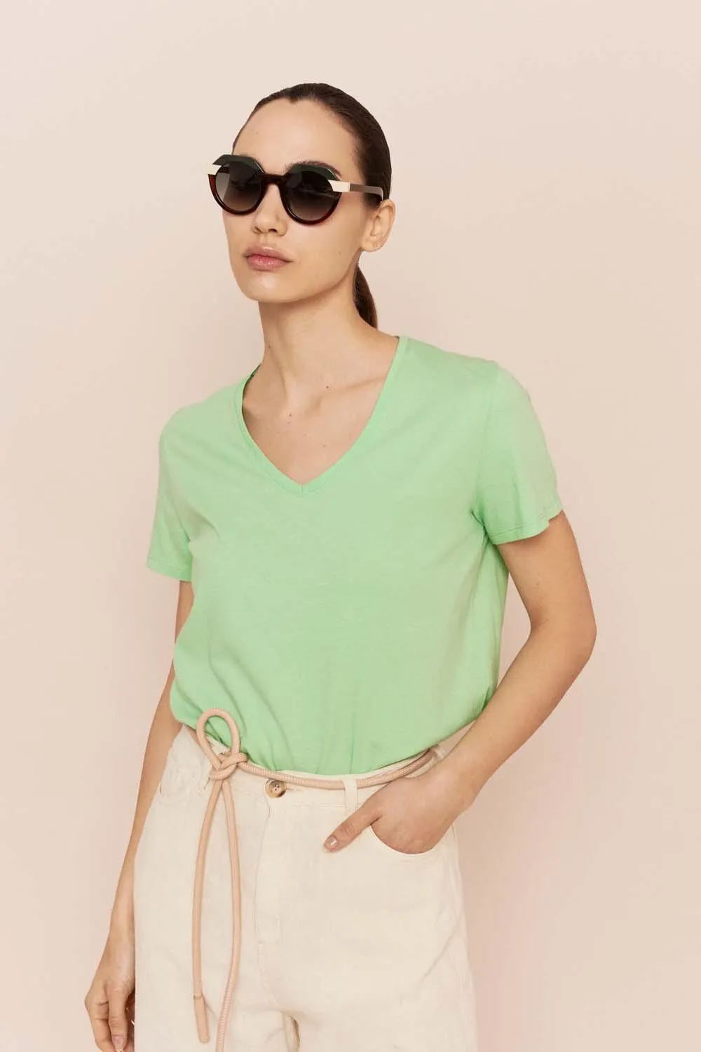 Camiseta cuello pico 100% algodón